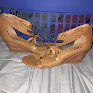 brown wedge sandals with gold accent